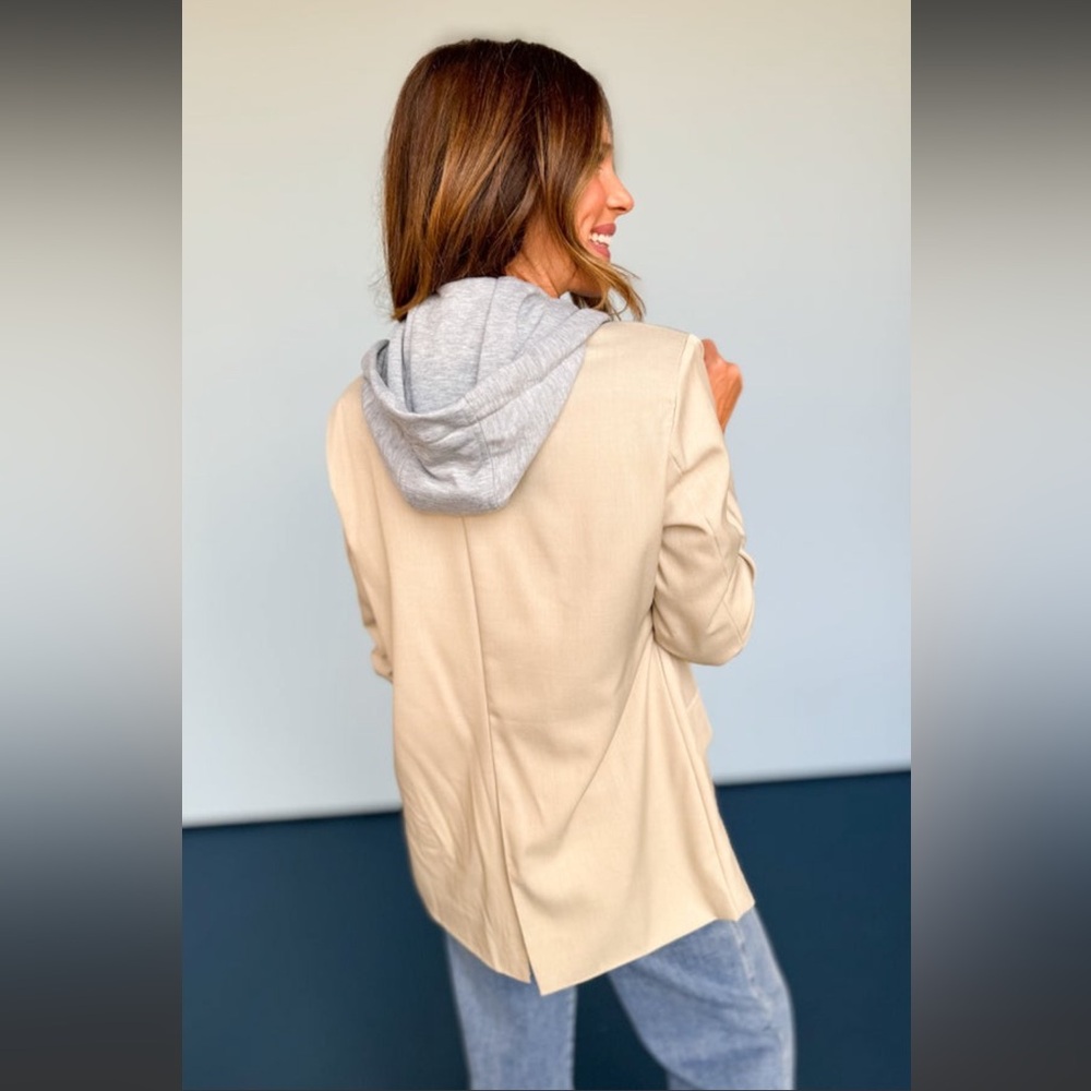 Beige Hoodie Insert Twofer
Blazer Med NWOT